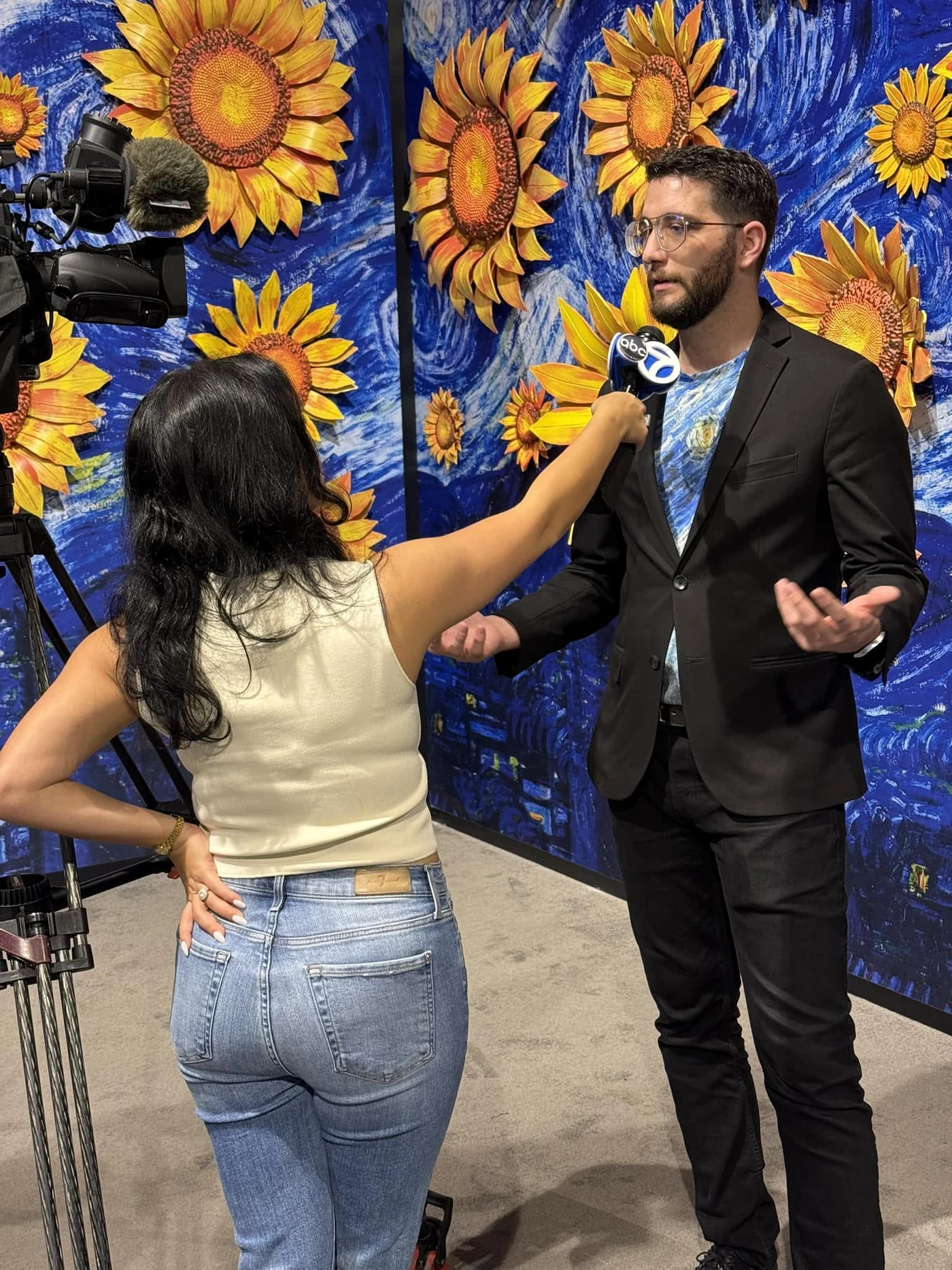 Candid leadership interview in an immersive sunflower environment, illustrating communication, coaching, and specific feedback.